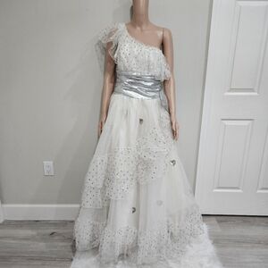 One-Shoulder Ivory Tulle Evening Gown with Silver Waist